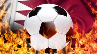 FOTOMONTAGE, Schwarz-weißer Fußball mit Flammen und Fahne von Katar.