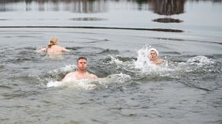 Nackte Schwimmer schwimmen beim 7. Neujahrs-Nackt-Schwimmen im Sonnensee