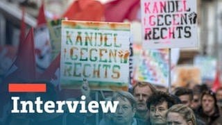 3.11.2018, Rheinland-Pfalz, Kandel: Mit Schildern "Kandel gegen Rechts" demonstrieren Menschen gegen einen zeitgleich in der Innenstadt stattfindenen Aufmarsch rechter Demonstranten. Seit dem gewaltsamen Tod der 15-jährigen Mia im Dezember 2017 in Kandel gibt es immer wieder Demonstrationen und Gegenkundgebungen. 