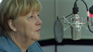 Ex-Bundeskanzlerin Angela Merkel am Mikrofon 