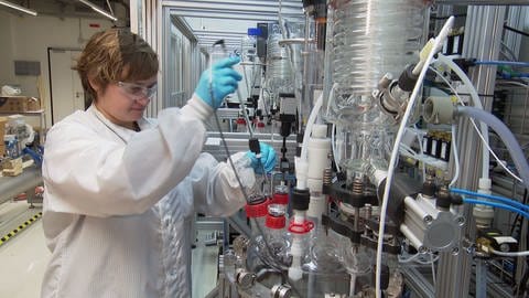 Die Chemikerin Anna Smith untersucht am Karlsruher Institut für Technologie (KIT) recycelte Batterie-Wertstoffen.
