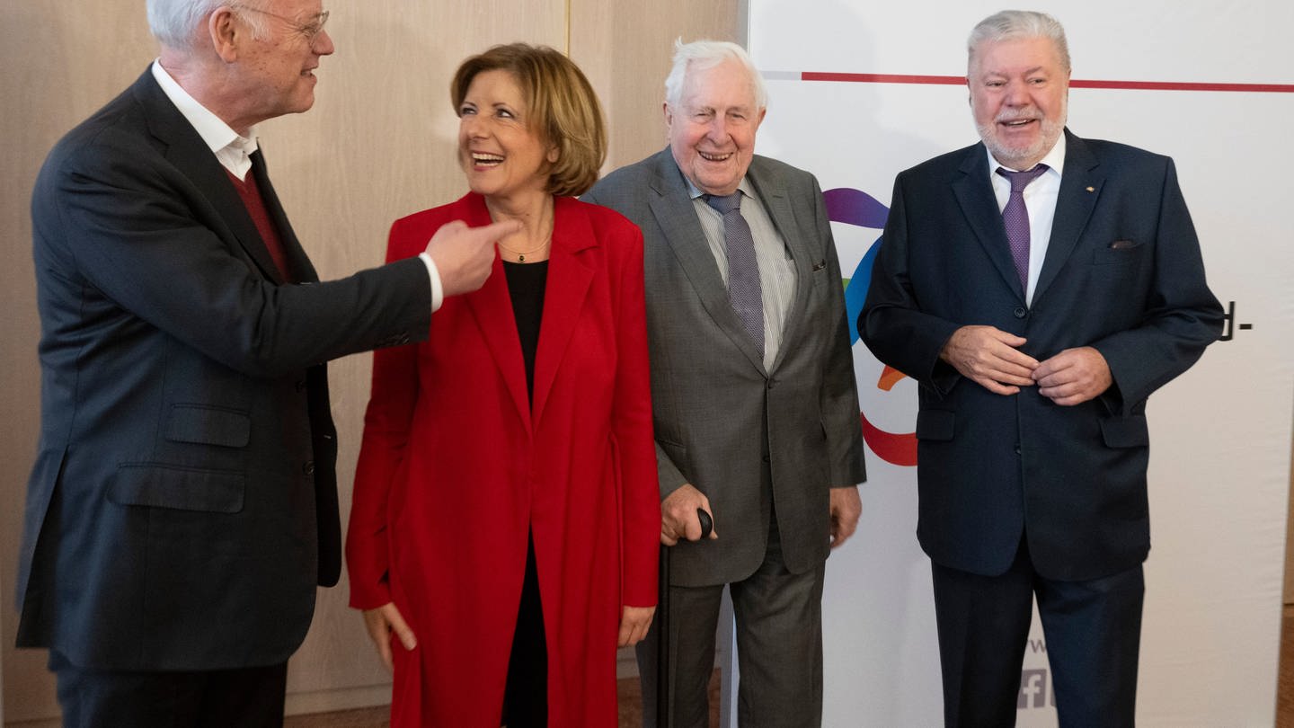 Malu Dreyer (SPD, 2.v.l), Ministerpräsidentin von Rheinland-Pfalz, trifft vor Beginn eines Festaktes auf ihre Amtsvorgänger Kurt Beck (SPD, r), Rudolf Scharping (SPD, l) und Bernhard Vogel (CDU, 2.v.r).