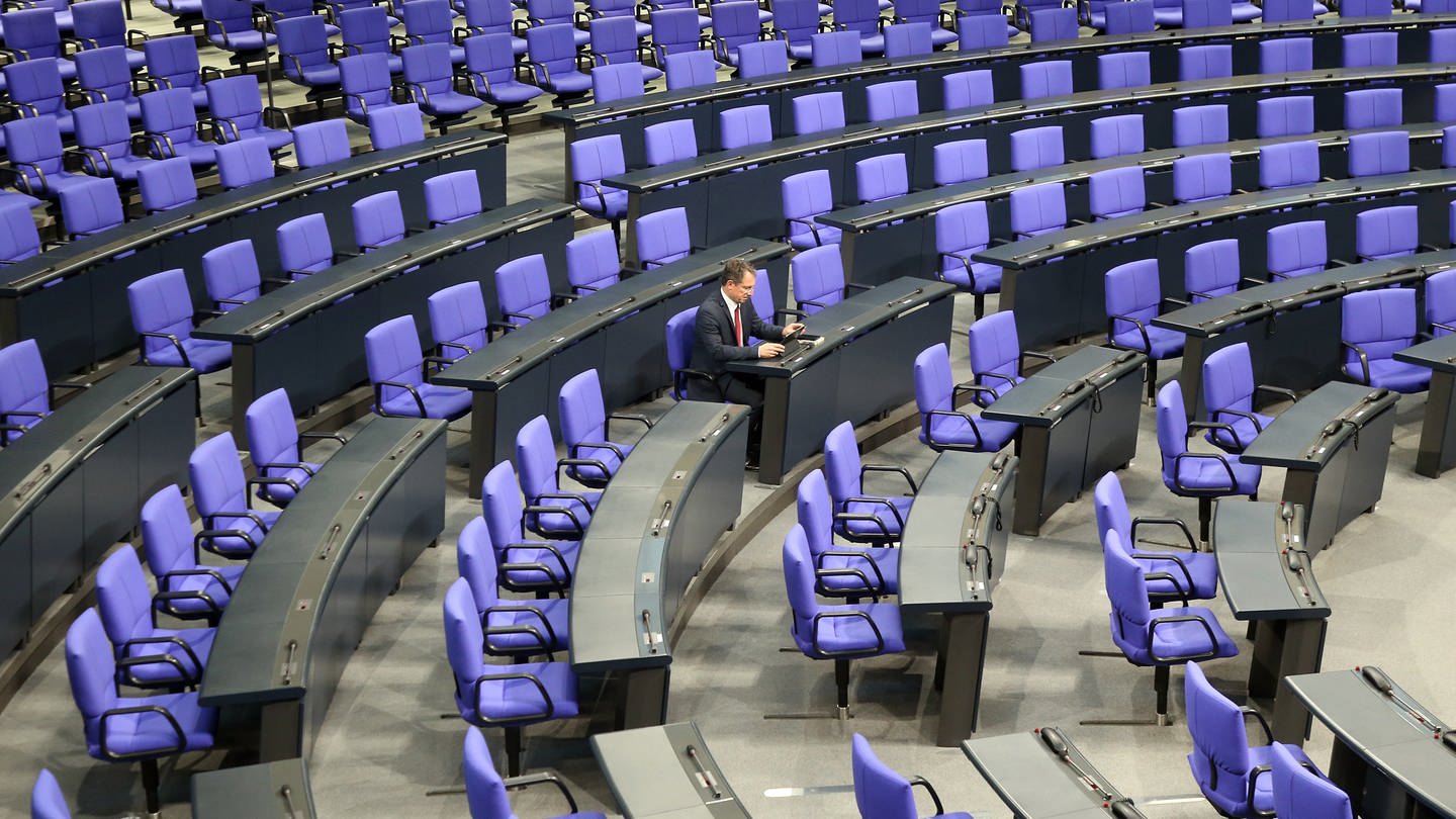 Ein Abgeordneter im sonst leeren Plenarsaal des Bundestags