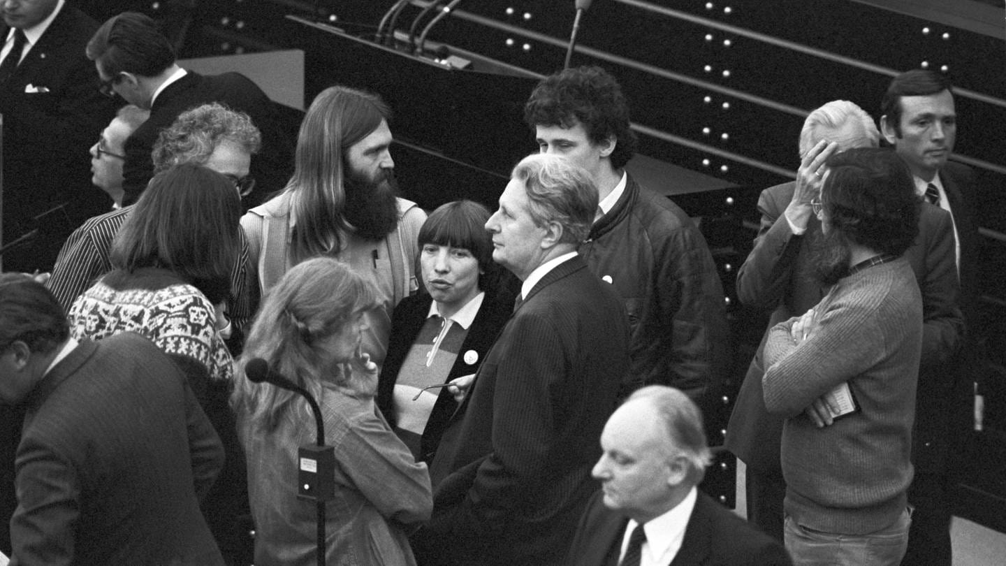 Der SPD-Abgeordnete Hans-Jochen Vogel (M) umringt von Abgeordneten der Grünen während der konstituierenden Sitzung des Deutschen Bundestages in Bonn am 29.03.1983.