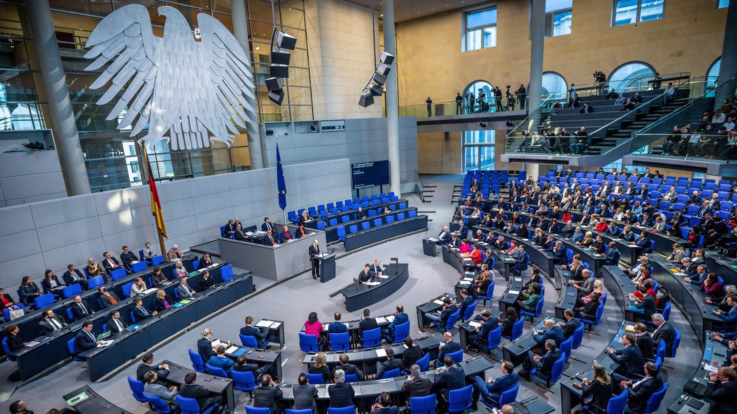 Bundeskanzler Olaf Scholz (M, SPD) gibt bei der Sitzung des Bundestags eine Regierungserklärung zum EU-Rat und zum EU-/Asean-Gipfel ab.