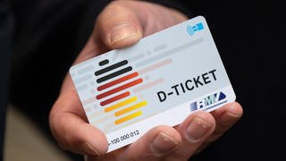 Ein «D-Ticket» im Chipkartenformat wird anlässlich des Verkaufsstarts des Deutschlandtickets im Frankfurter Hauptbahnhof auf einem Pressetermin gezeigt.