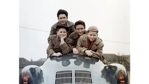 Wolfgang Porsche mit seinen Brüdern (von links): Hans-Peter, Ferdinand-Alexander und Gerhard im Porsche Typ 550 Spyder