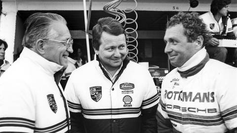 Wolfgang Porsche 1982 in Le Mans mit Rennfahrer Jochen Mass und Porsche-Chefentwickler Helmuth Bott