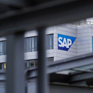 Ein Logo des Softwarekonzerns SAP ist am Hauptgebäude angebracht.
