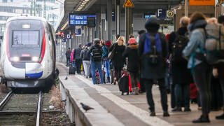Zum Beginn des Reiseverkehrs zu den Weihnachtsfeiertagen, warten Fahrgäste am Stuttgarter Hauptbahnhof auf die Einfahrt eines TGV-Zuges mit Fahrtziel Paris.