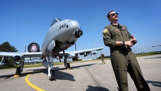 Brad Lynch, Pilot der US-Airforce, steht bei einem Medientag zum Internationalen Luftwaffen-Manöver "Air Defender 2023" vor einem Kampfflugzeug A10 der Airforce.