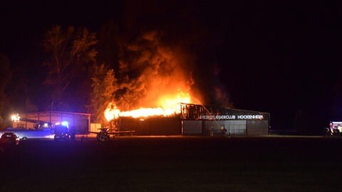 Die Lagerhalle des Sportfliegerclub Hockenheim steht in Flammen. Mehrere Flugzeuge wurden zerstört.