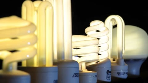 Die als Energiesparlampen bekannten Kompaktleuchtstofflampen waren der erste energiesparende Ersatz für herkömmliche Glühbirnen. Jetzt dürfen sie nicht mehr produziert und verkauft werden.