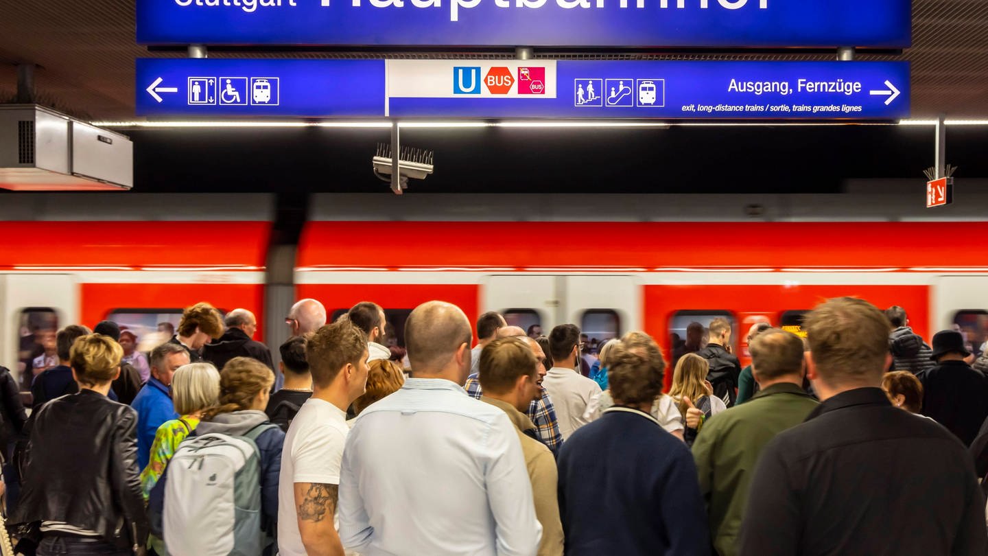 S-Bahn mit wartenden Fahrgästen, Hauptbahnhof Stuttgart,