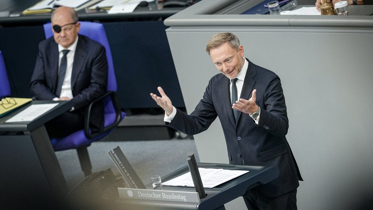 Christian Lindner (FDP), Bundesminister der Finanzen, spricht neben Bundeskanzler Olaf Scholz (l, SPD) im Plenarsaal des Bundestags zu Beginn der Haushaltswoche.