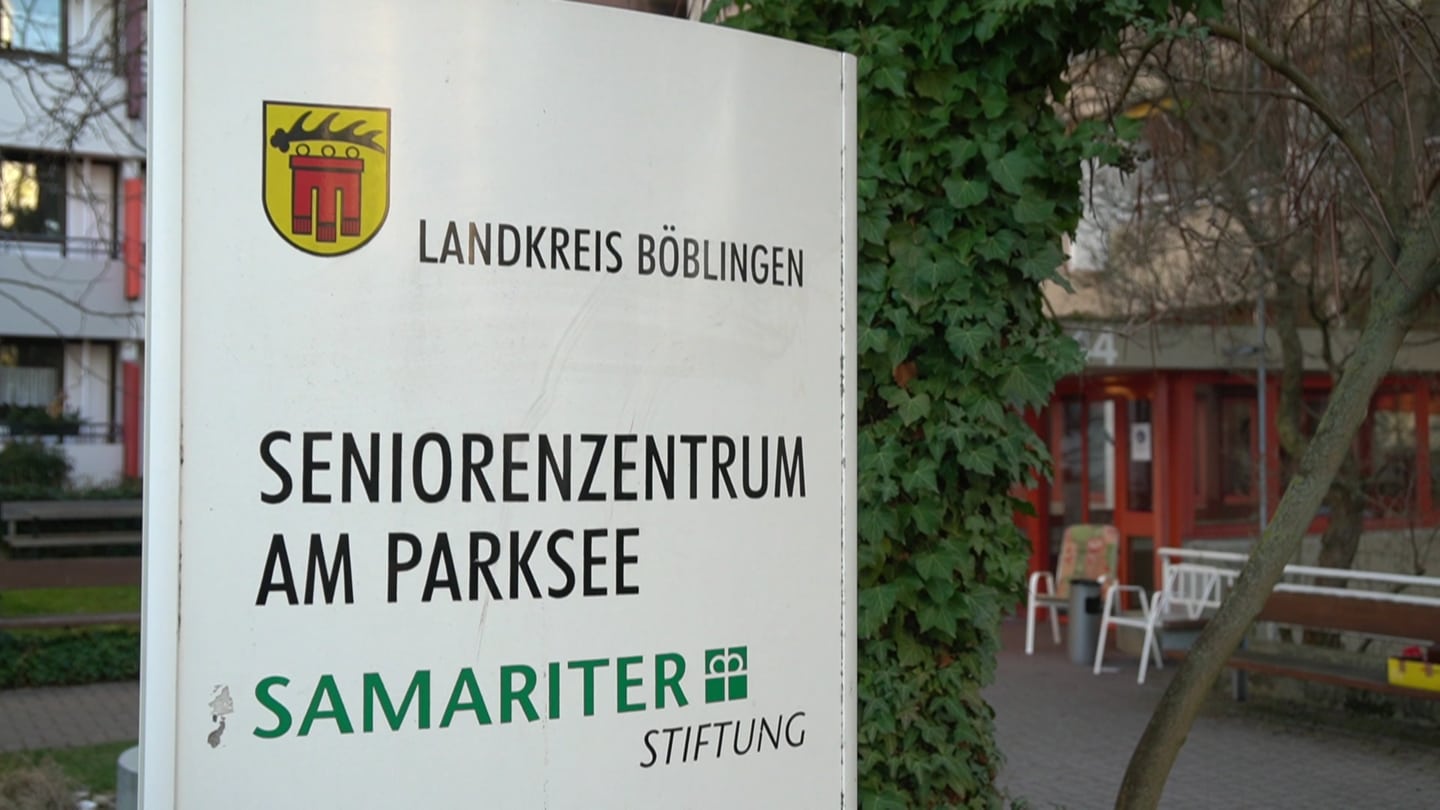 Ein Schild weist den Weg zum Seniorenzentrum am Parksee in Böblingen.