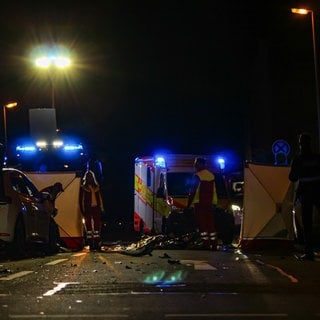 Nach dem Unfall in der Mombacher Straße hat die Polizei Sichtschutzwände aufgestellt. 