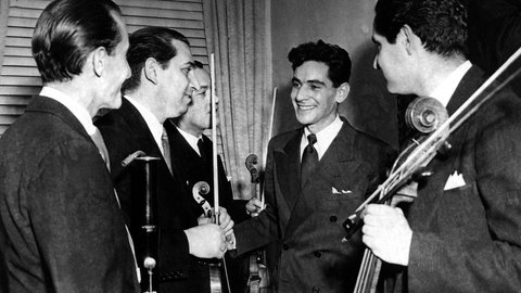 Dirigent Leonard Bernstein empfängt Glückwünsche nach seinem Debüt-Konzert.