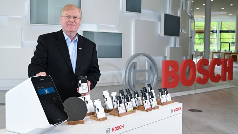 Stefan Hartung, der Vorsitzende der Geschäftsführung des Technologie-Konzerns Bosch, hält bei der Bilanz Pressekonferenz ein medizinisches Diagnosegerät in der Hand. (Foto: dpa Bildfunk, picture alliance/dpa | Bernd Weißbrod)
