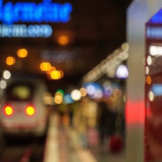 Symbolbild eines Zuges im Bahnhof