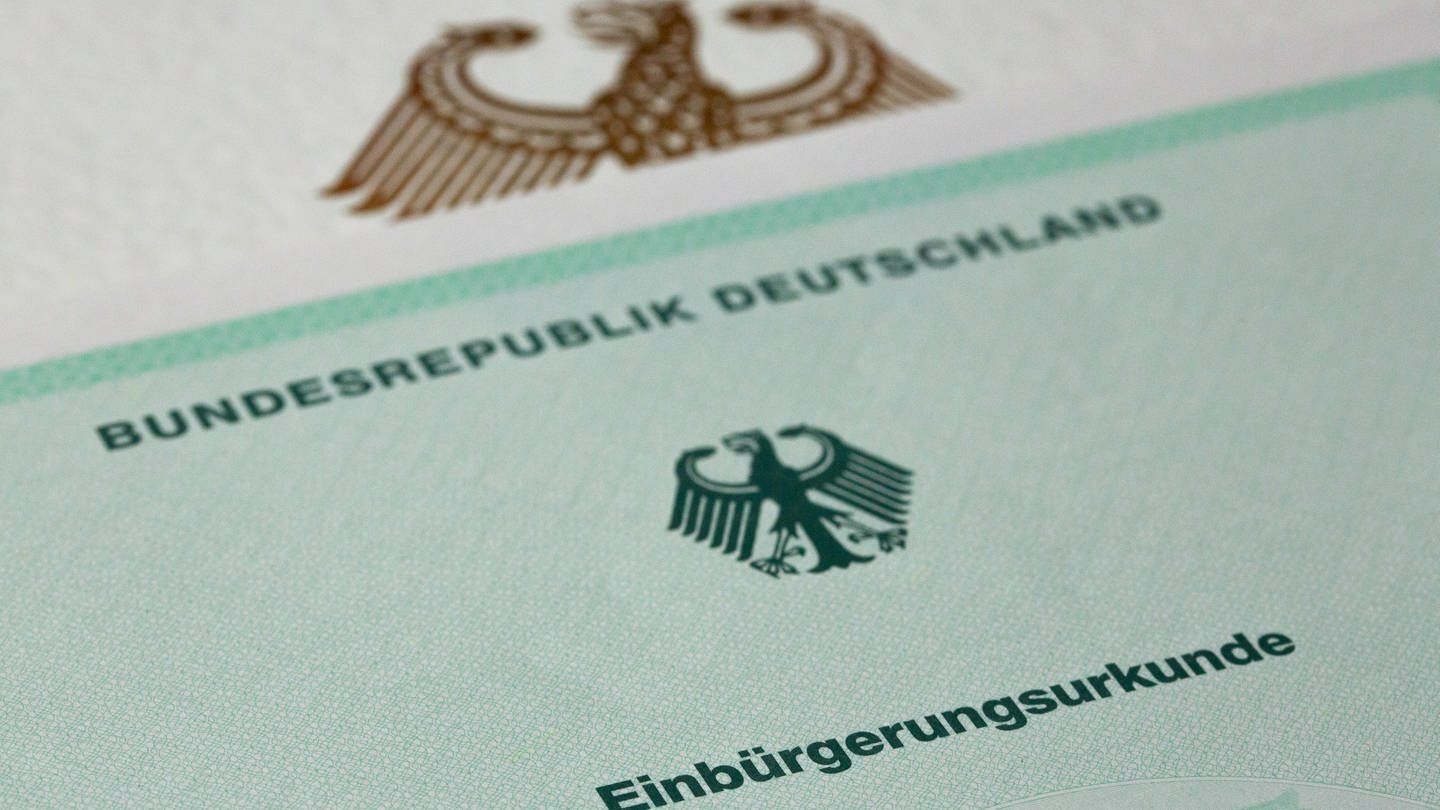 Eine Einbürgerungsurkunde der Bundesrepublik Deutschland liegt auf einem Tisch