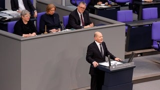 Bundeskanzler Olaf Scholz, SPD, hält eine Rede in der Generaldebatte und bezeichnet den CDU-Chef als Mimose