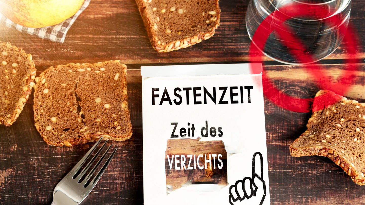 Fastenzeit, Zeit des Verzichts Schriftzug auf einem kaputten Kalenderblatt mit Verbot Symbol über Essen.