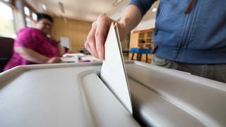 Einwurf eines Stimmzettels zur Bundestagswahl in eine Wahlurne