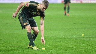 Fan Proteste im Stadion mit Tennisbällen