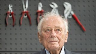 Reinhold Würth nimmt an einem Rundgang durch das Innovationszentrum Curio des Handelskonzern Würth teil