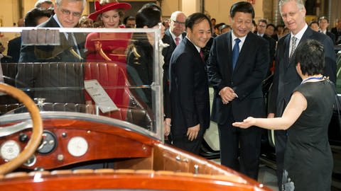 Mercedes-Großaktionär Li Shufu (Bildmitte) neben Chinas Staatspräsident Xi Jinping und dem belgischen Königspaar in einem Volvo-Werk in Gent. 