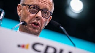 Der CDU-Vorsitzende Friedrich Merz dröhnt und donnert im Mai 2024 wie sonst, wählt aber seine Worte maßvoller, meint Martin Rupps