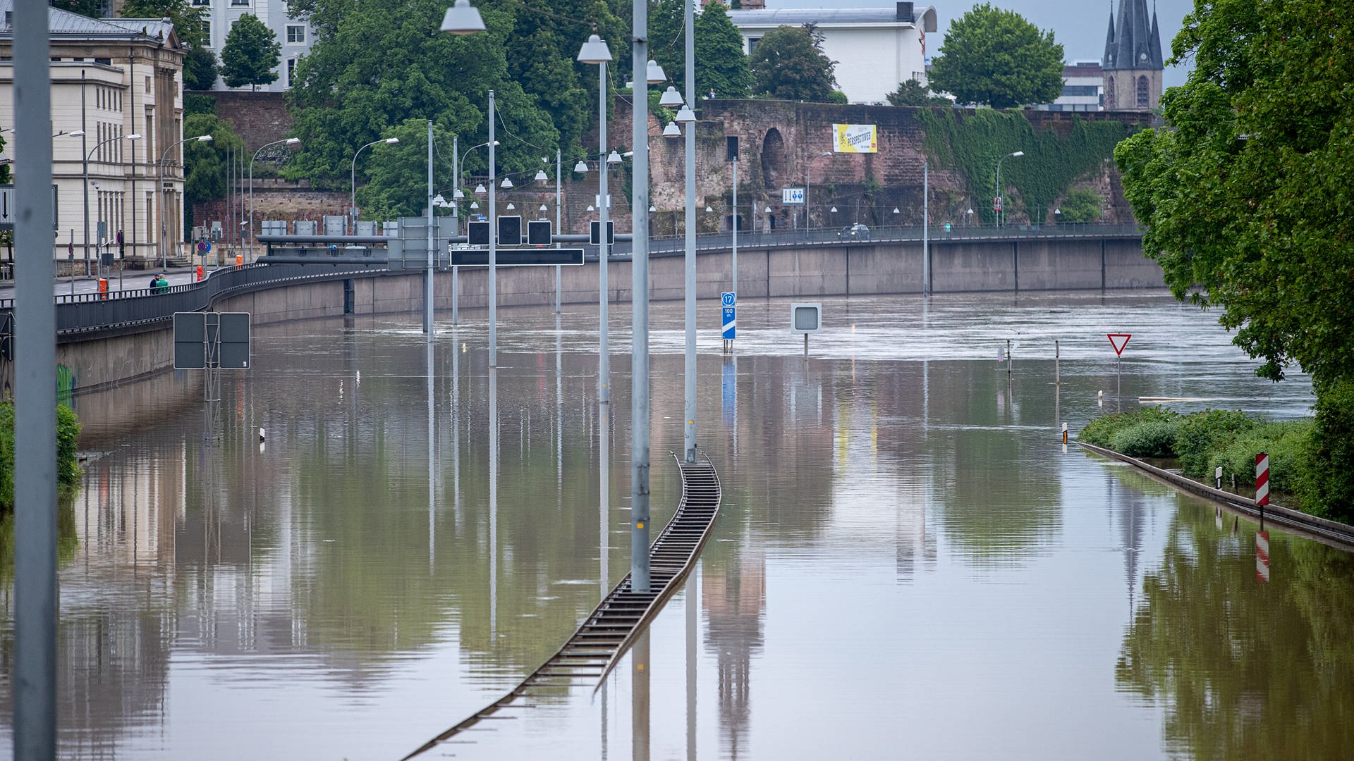 Hochwasser im Saarland und in RLP: BW schickt Hilfskräfte