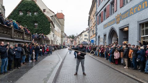 Viele Menschen schnellen in der Innenstadt von Überlingen mit ihren Karbatschen und anderen Narren die schwäbisch alemannische Fasnacht 2024 ein.