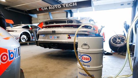 Porsche und der Mineralölkonzern ExxonMobil erproben schonseit 2021 beim Porsche Mobil 1 Supercup erneuerbarer Flüssigkraftstoffe im Motorsport.Der Anteil des Biokraftstoffs wird aus Nahrungsmittel-Abfallprodukten gewonnen. 