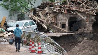 Hochwasserschäden sind an einer Brücke zu sehen.