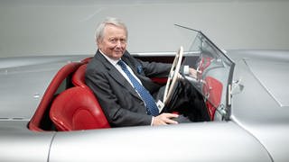 Wolfgang Porsche, Aufsichtsratsvorsitzender der Porsche AG und der Porsche Automobil Holding SE, sitzt im Porsche-Museum in einem Porsche 356 «Nr.1» Roadster aus dem Jahr 1948