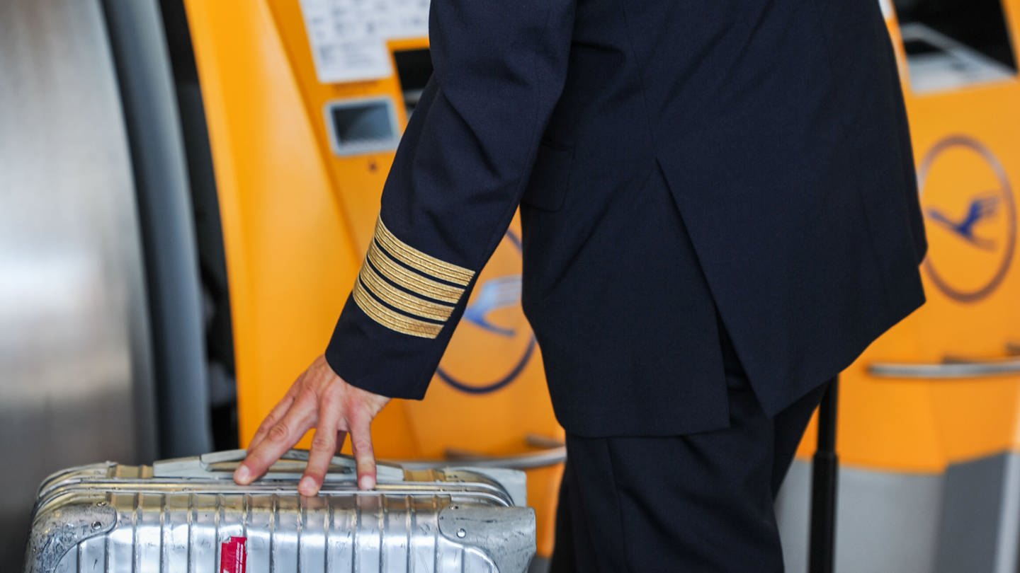 Ein Luftahnsa-Pilot checkt am Flughafen von Frankfurt am Main (Hessen) für einen Flug ein.