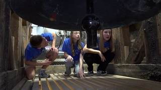 Simon, Lara und Pia erforschen die Glocken der Liebfrauenkirche Waldshut