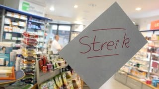 An einer geschlossenen Tür einer Apotheke steht "Streik".