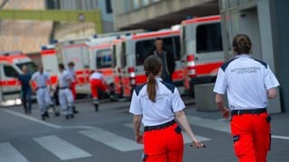 Rettungskräfte im Dienst an der Ambulanz am Klinikum Stuttgart