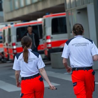 Rettungskräfte im Dienst an der Ambulanz am Klinikum Stuttgart