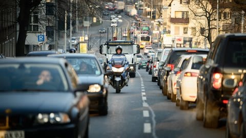 Stuttgart: Autos fahren durch die Innenstadt