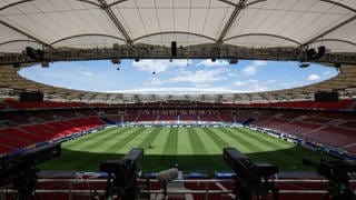 Blick ins frisch renovierte Stadion. Das Stadion in Stuttgart wird für die Fußball-Europameisterschaft vorbereitet.