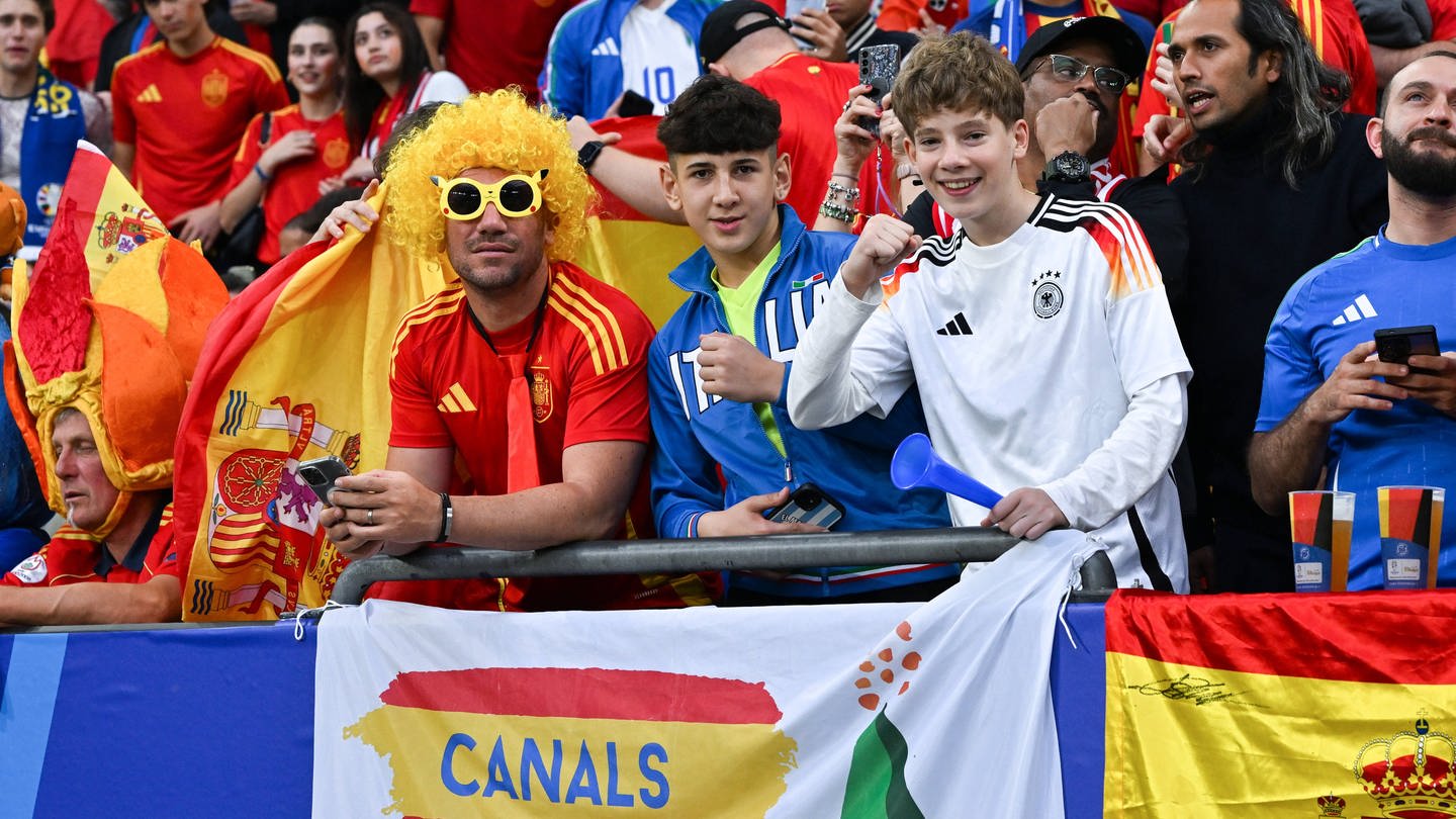 Deutsche, Italienische und Spanische Fans feiern gemeinsam 20.06.2024, Fussball Europameisterschaft 2024, Vorrunde, 2. Spieltag Spanien - Italien