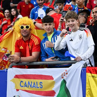 Deutsche, Italienische und Spanische Fans feiern gemeinsam 20.06.2024, Fussball Europameisterschaft 2024, Vorrunde, 2. Spieltag Spanien - Italien 