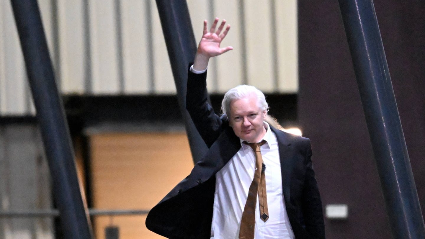 JULIAN ASSANGE RELEASE AUSTRALIA, WikiLeaks founder Julian Assange waves at supporters after arriving at