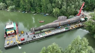 Ein U-Boot wird über Land transportiert