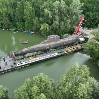 Ein U-Boot wird über Land transportiert