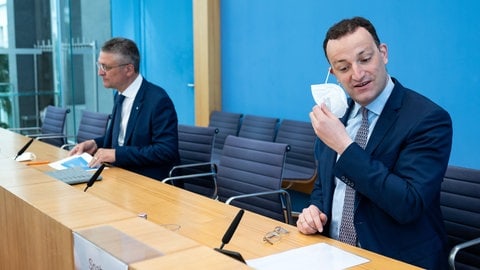 So dürften viele Jens Spahn (r.) in Erinnerung haben: Der Minister hielt damals regelmäßig Pressekonferenzen mit RKI-Chef Lothar Wieler ab.